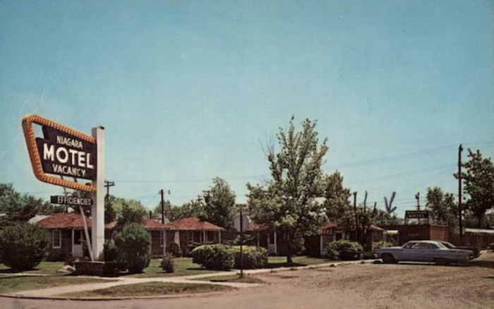 Niagara Motel (Parklane Motel) - Old Postcard View (newer photo)